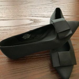 UNWORN BLACK FLATS